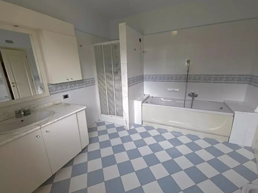 Immagine 22 di Villa in vendita  a Massa