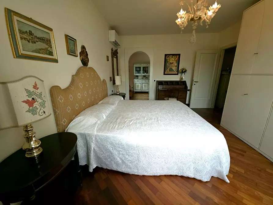 Immagine 17 di Villa in vendita  a Massa