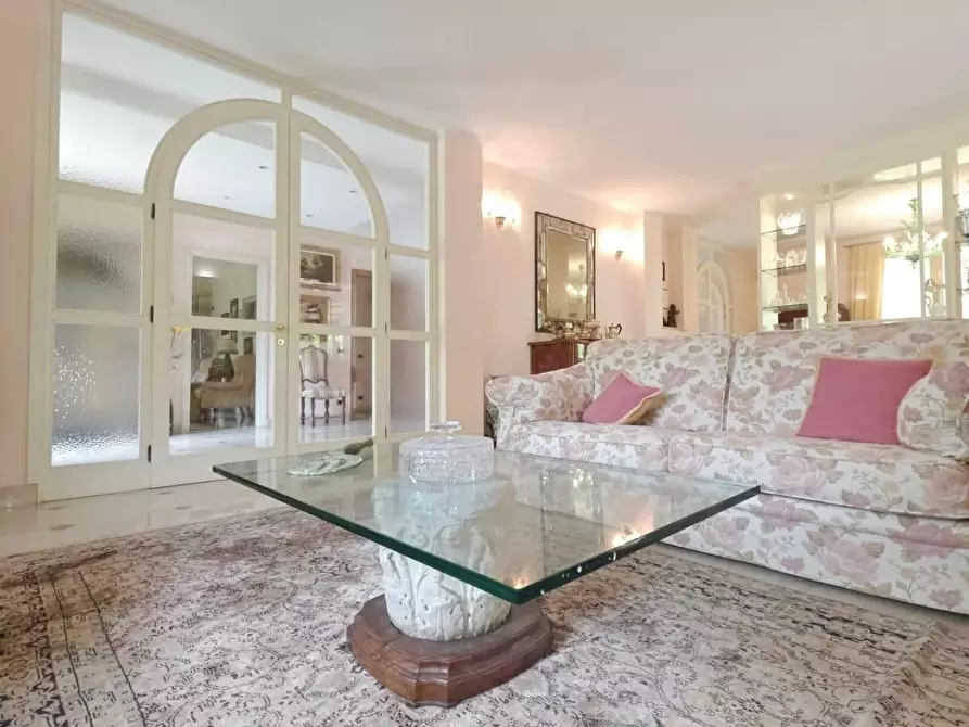 Immagine 7 di Villa in vendita  a Massa