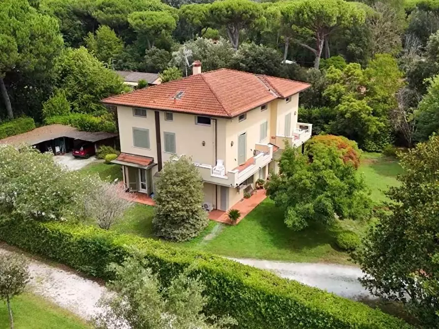 Immagine 1 di Villa in vendita  a Massa