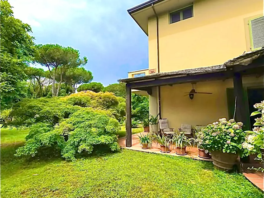 Immagine 6 di Villa in vendita  a Massa