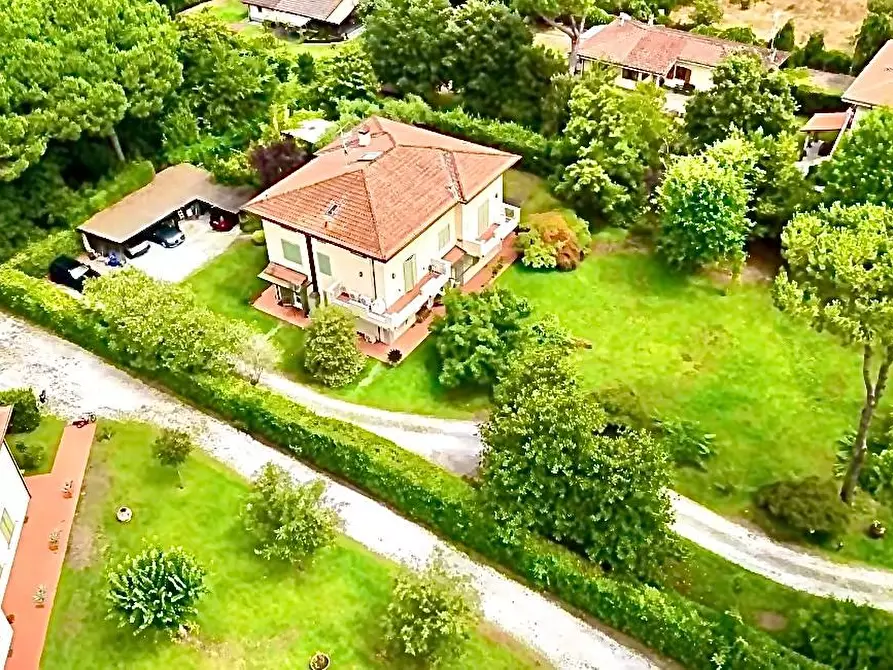 Immagine 2 di Villa in vendita  a Massa