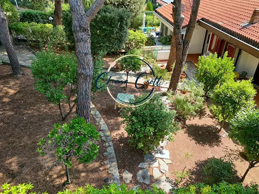 Immagine 6 di Villa in vendita  a Livorno