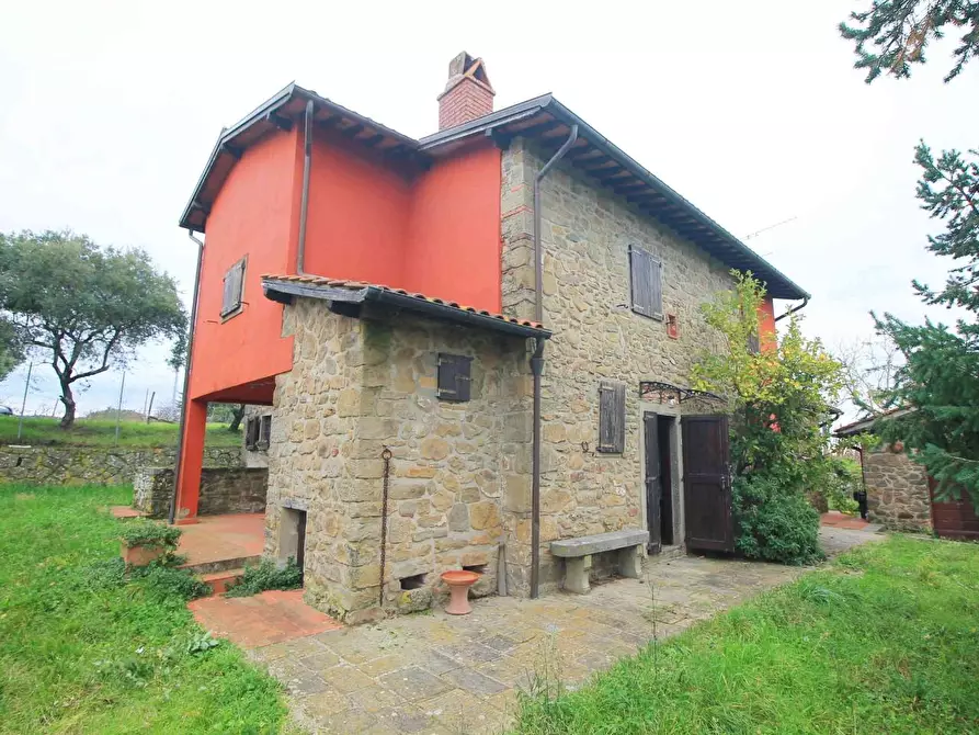 Immagine 2 di Casa colonica in vendita  a Uzzano