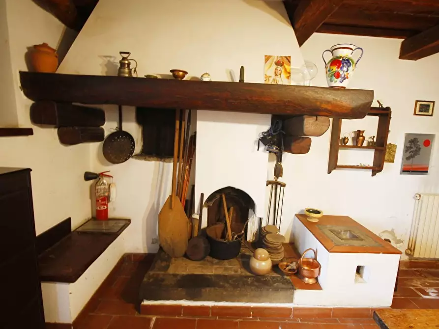 Immagine 13 di Casa colonica in vendita  a Uzzano