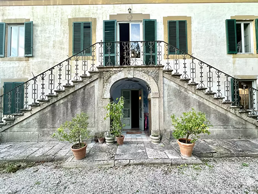 Immagine 3 di Villa in vendita  a Lucca