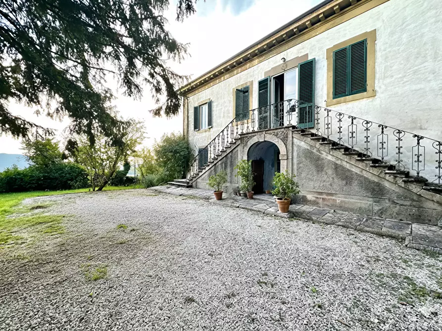 Immagine 1 di Villa in vendita  a Lucca