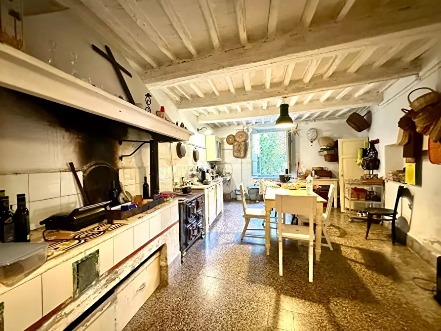 Immagine 10 di Villa in vendita  a Lucca