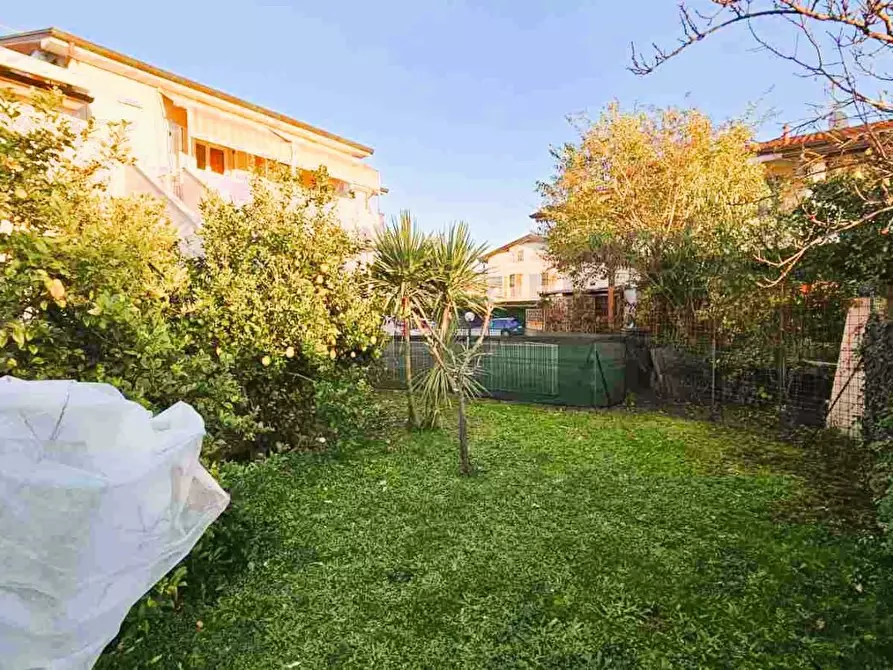 Immagine 22 di Appartamento in vendita  a Montignoso