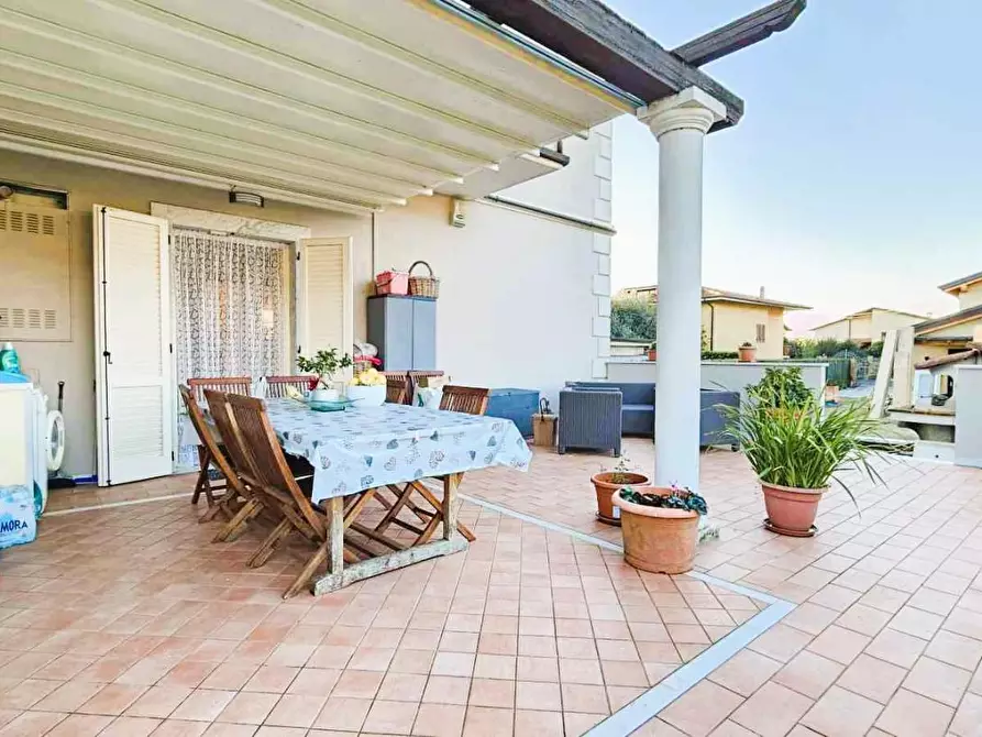 Immagine 1 di Appartamento in vendita  a Montignoso