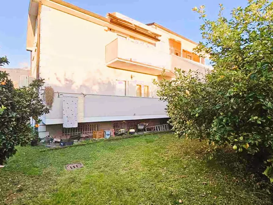 Immagine 17 di Appartamento in vendita  a Montignoso