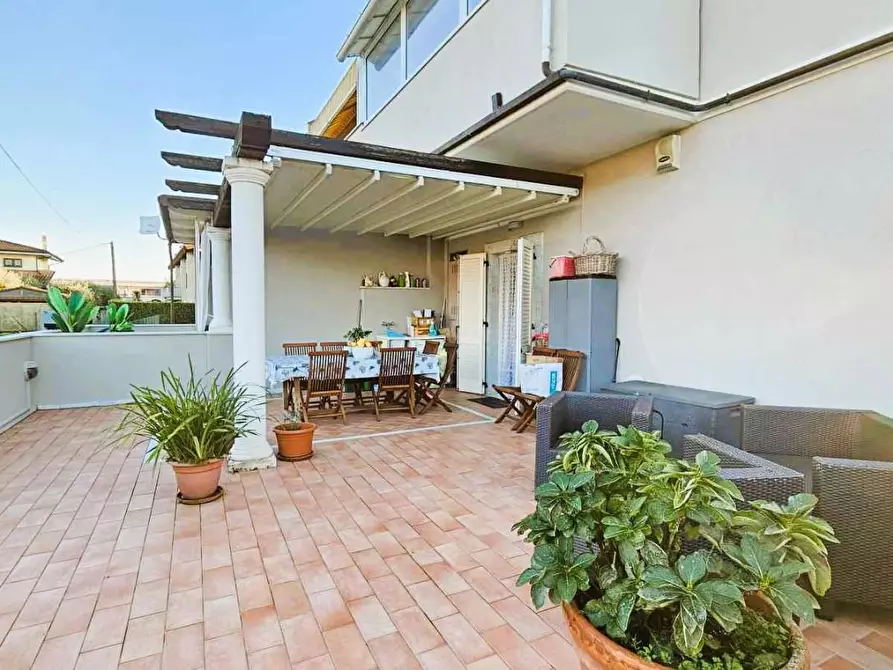 Immagine 3 di Appartamento in vendita  a Montignoso