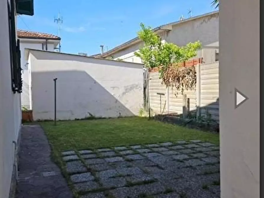 Immagine 8 di Villa in vendita  a Cascina