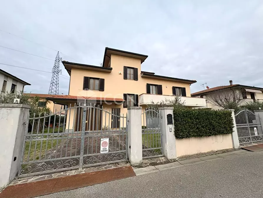 Immagine 1 di Villa in vendita  a Calcinaia