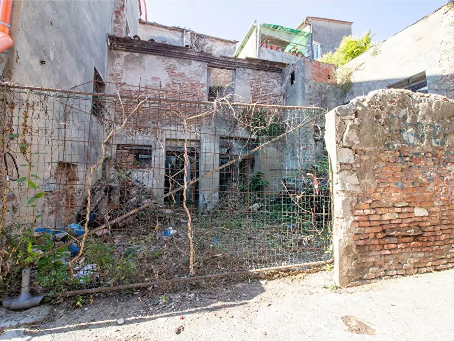 Immagine 3 di Palazzo in vendita  a Cascina