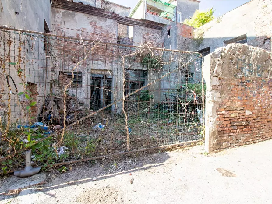 Immagine 2 di Palazzo in vendita  a Cascina