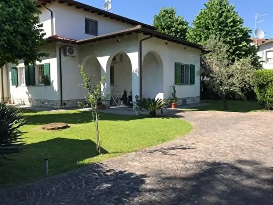 Immagine 1 di Villa in affitto  a Forte Dei Marmi