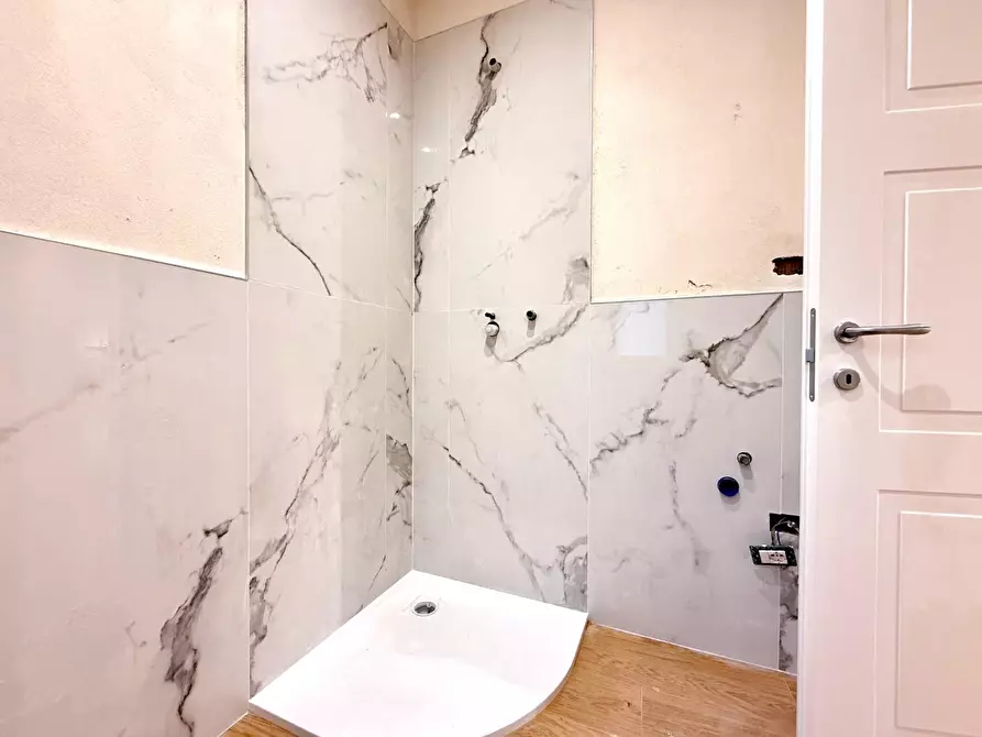 Immagine 11 di Appartamento in vendita  a Massa