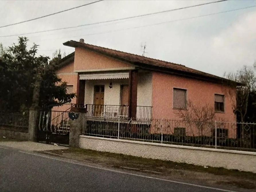 Immagine 1 di Casa indipendente in vendita  a Massa