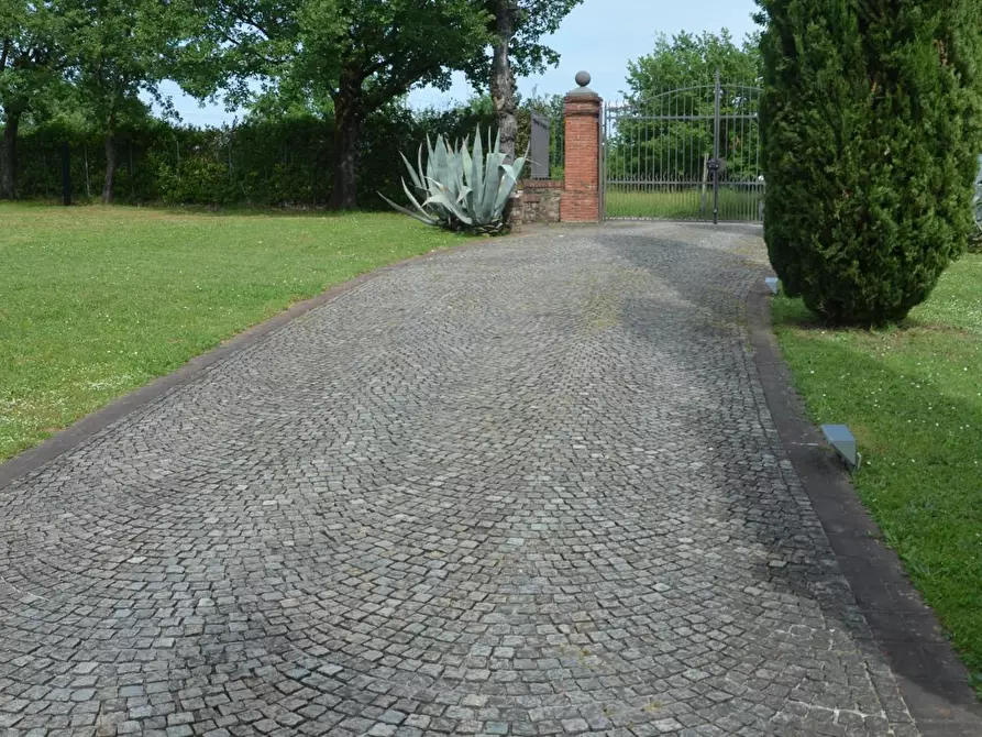 Immagine 9 di Rustico / casale in vendita  a Lucca