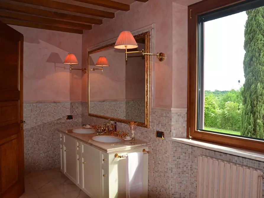 Immagine 19 di Rustico / casale in vendita  a Lucca