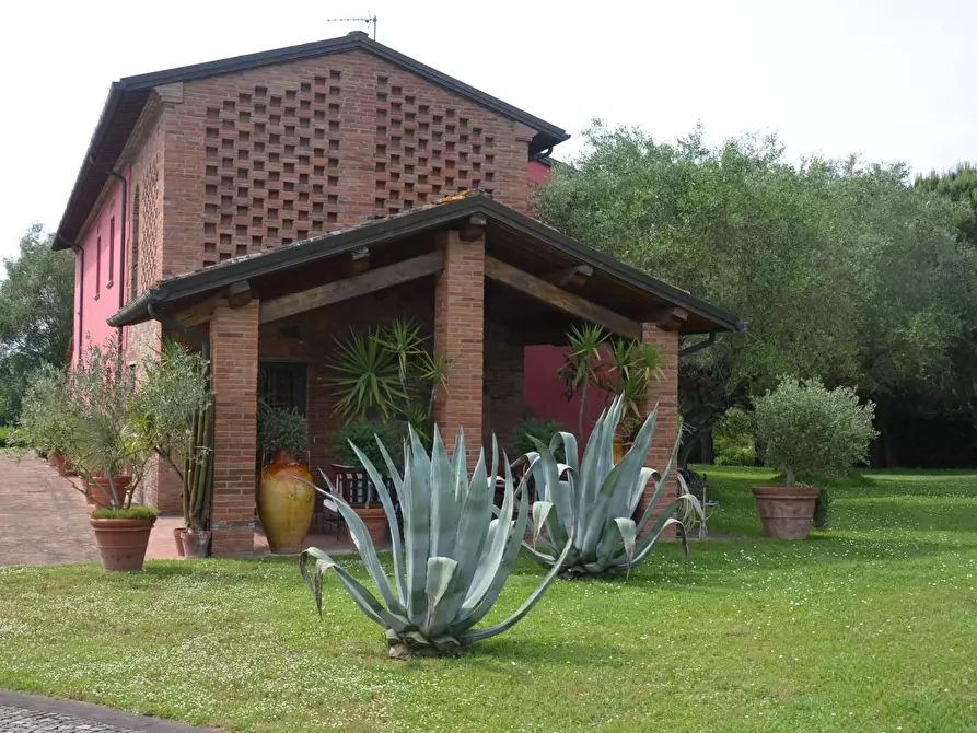 Immagine 8 di Rustico / casale in vendita  a Lucca