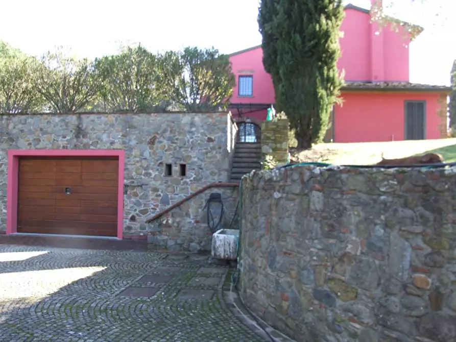 Immagine 11 di Rustico / casale in vendita  a Lucca