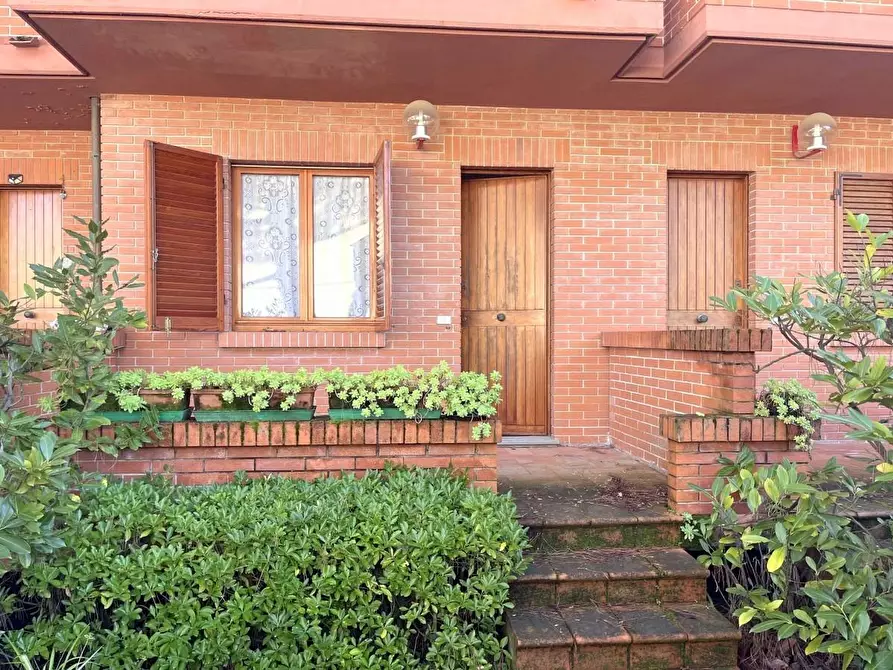 Immagine 1 di Villetta a schiera in vendita  a Massa