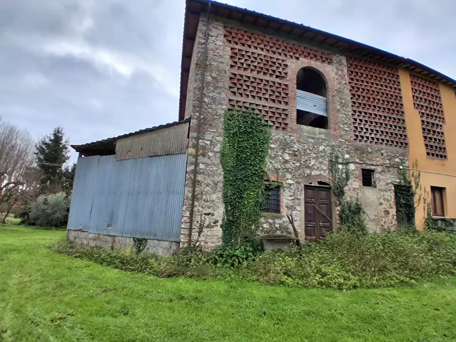 Immagine 3 di Deposito in vendita  a Lucca