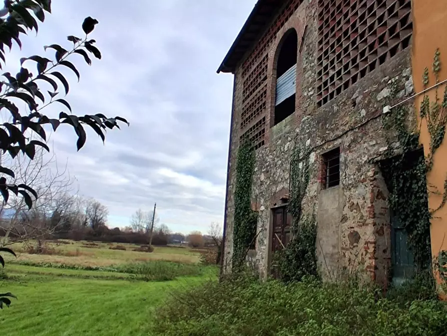 Immagine 7 di Deposito in vendita  a Lucca