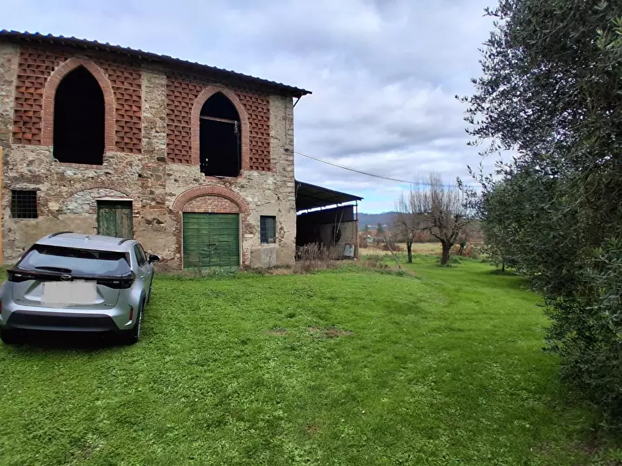 Immagine 2 di Deposito in vendita  a Lucca