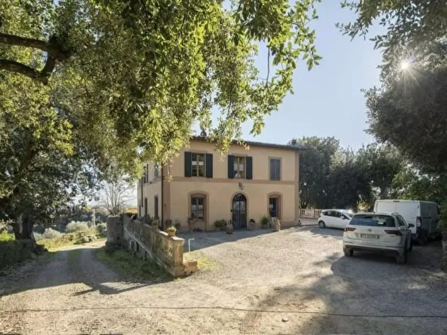 Immagine 12 di Villa in vendita  a Siena