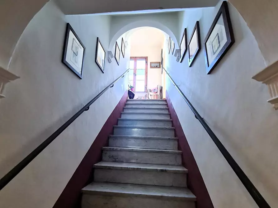 Immagine 11 di Villa in vendita  a Siena