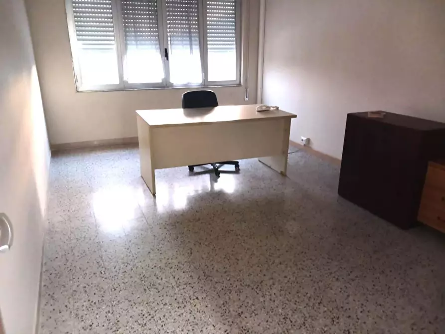 Immagine 2 di Locale commerciale in affitto  a Lucca