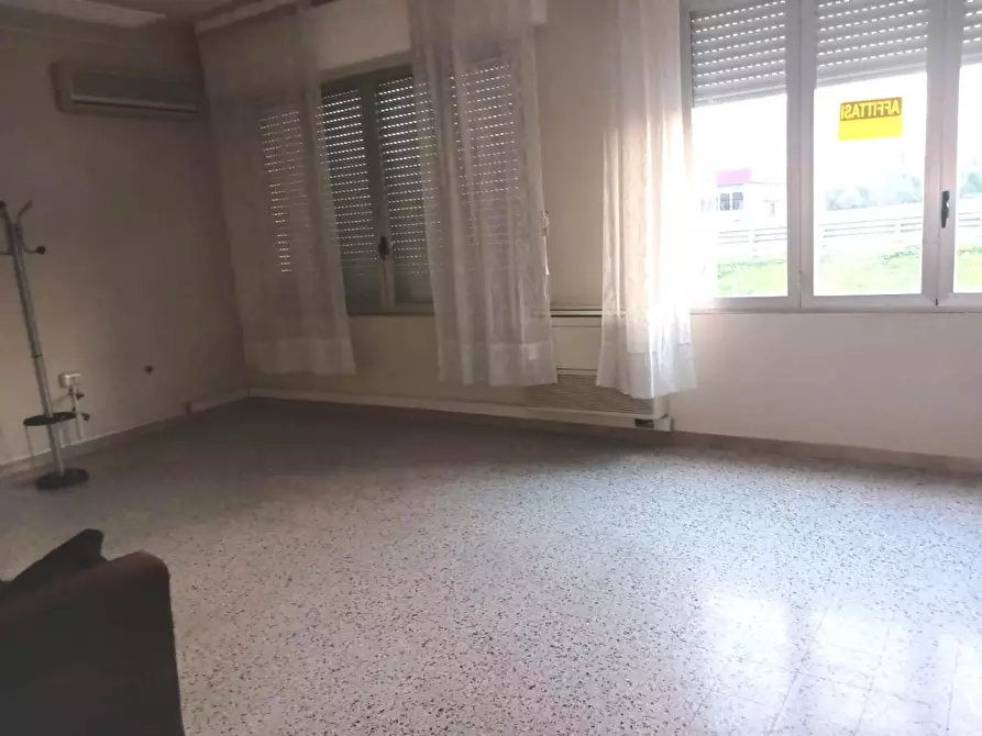 Immagine 4 di Locale commerciale in affitto  a Lucca