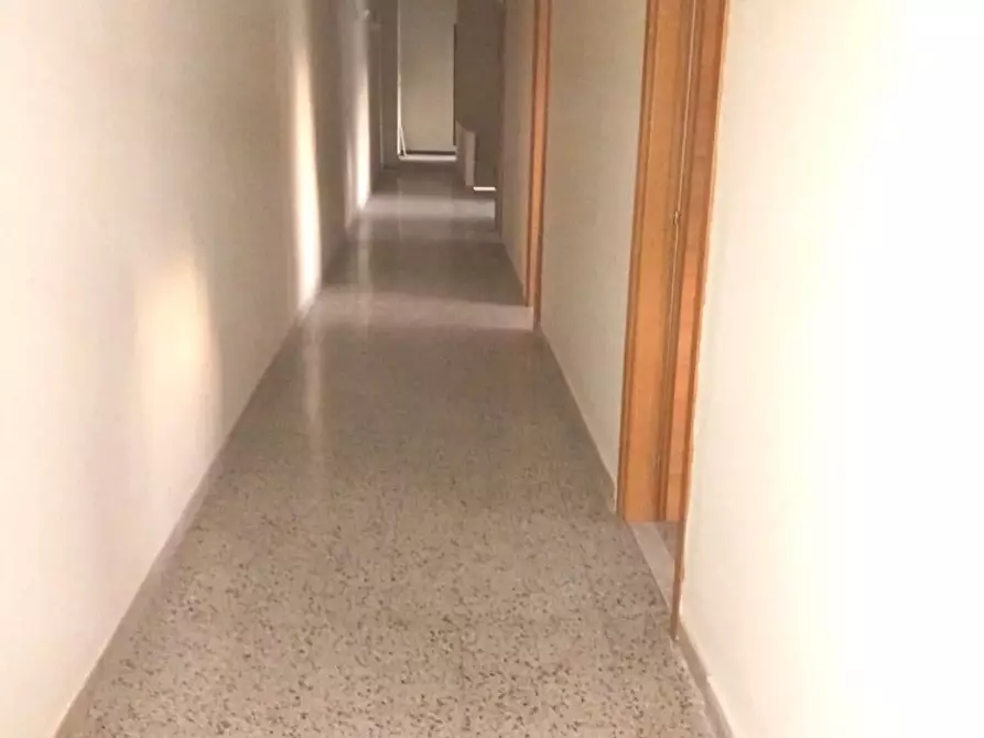 Immagine 6 di Locale commerciale in affitto  a Lucca