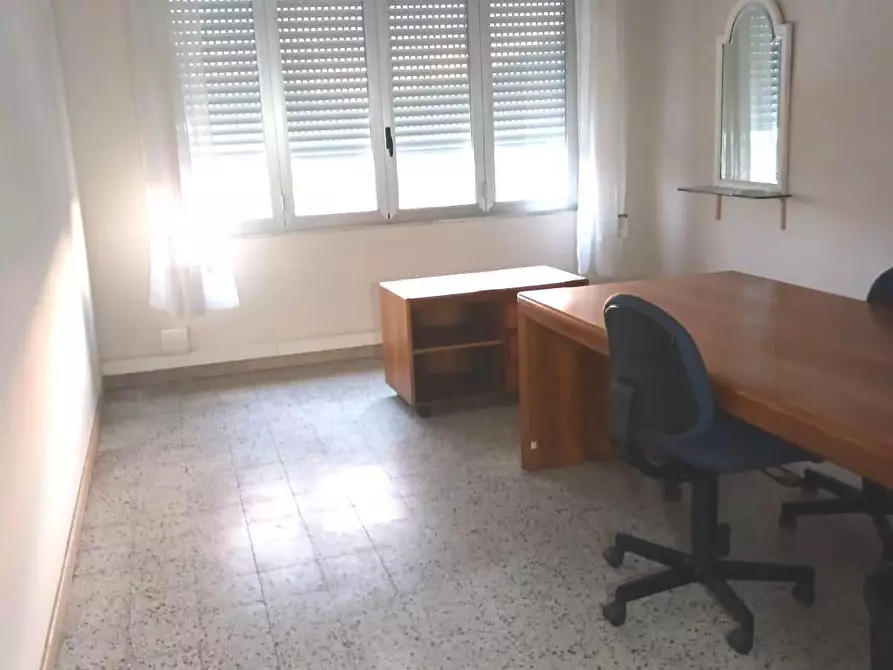 Immagine 3 di Locale commerciale in affitto  a Lucca