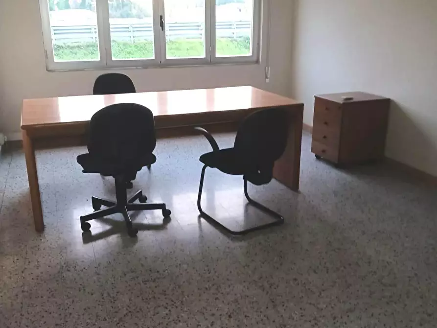 Immagine 1 di Locale commerciale in affitto  a Lucca