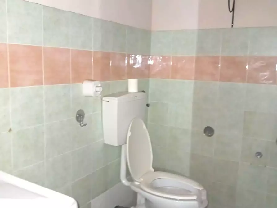 Immagine 7 di Locale commerciale in affitto  a Lucca