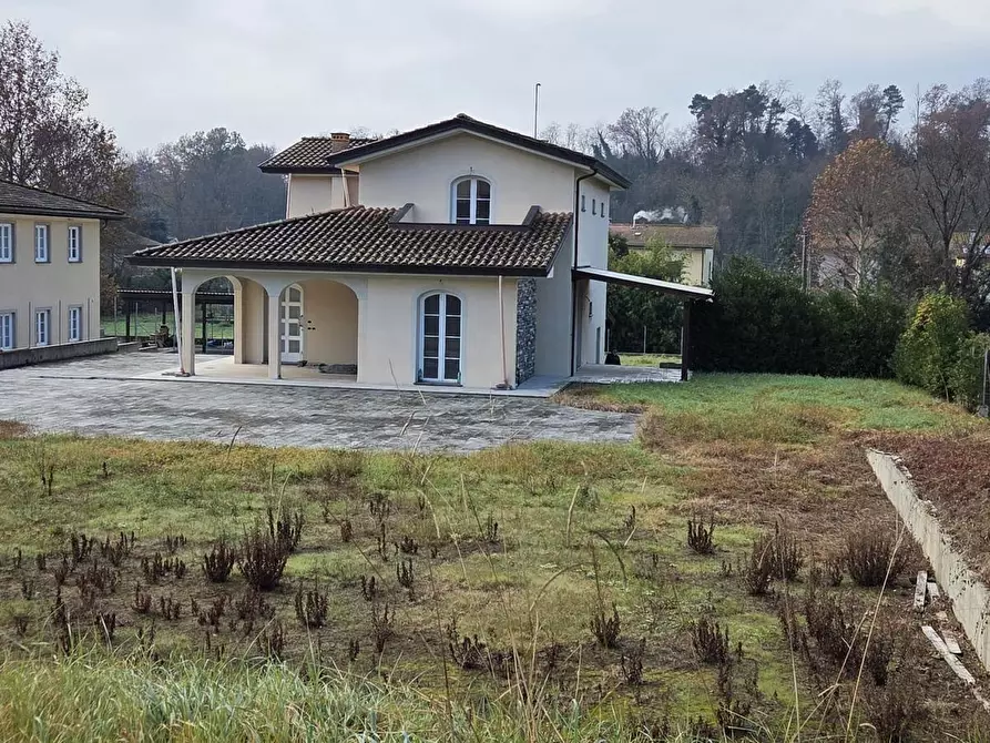 Immagine 2 di Villa in vendita  a Capannori