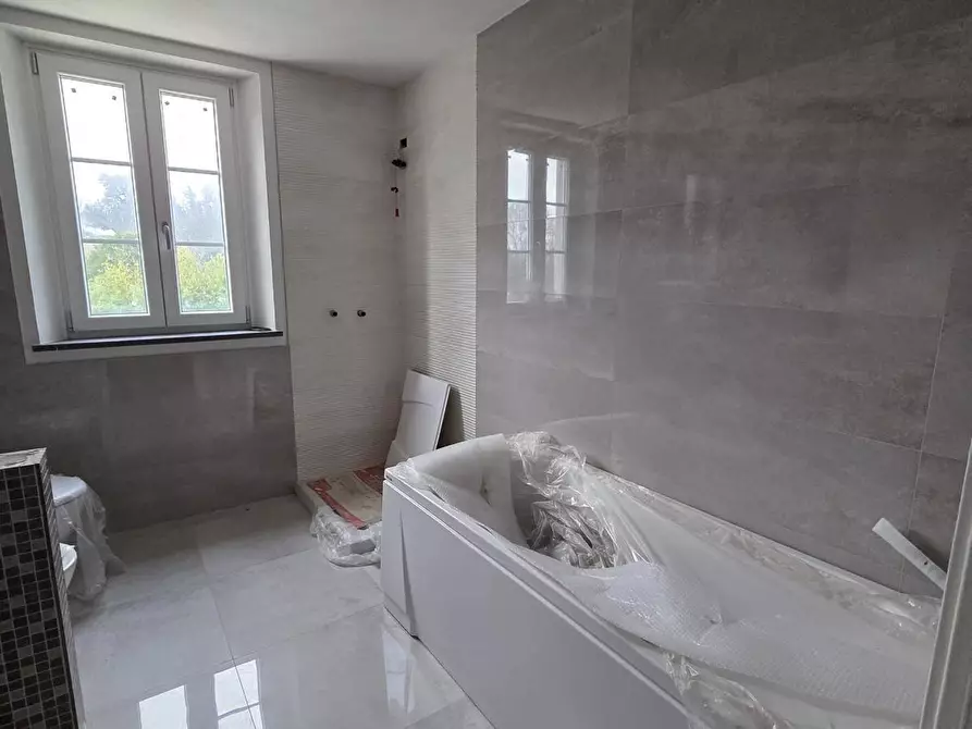 Immagine 11 di Villa in vendita  a Capannori