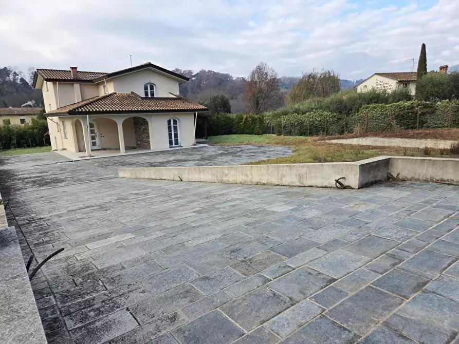 Immagine 1 di Villa in vendita  a Capannori