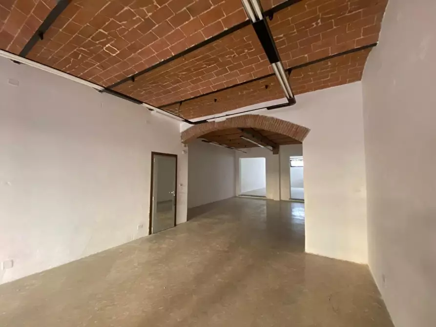 Immagine 1 di Locale commerciale in affitto  a Cascina