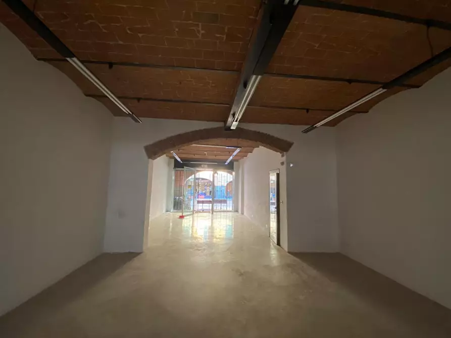 Immagine 5 di Locale commerciale in affitto  a Cascina