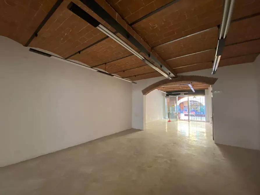 Immagine 3 di Locale commerciale in vendita  a Cascina