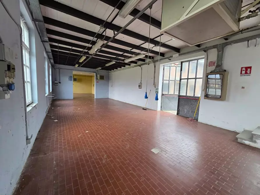 Immagine 26 di Attività artigianale in vendita  a Capannori