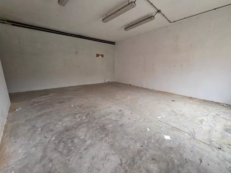 Immagine 38 di Attività artigianale in vendita  a Capannori