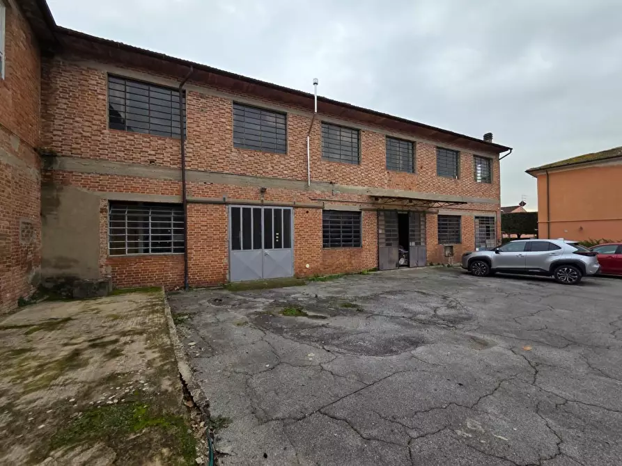 Immagine 35 di Attività artigianale in vendita  a Capannori