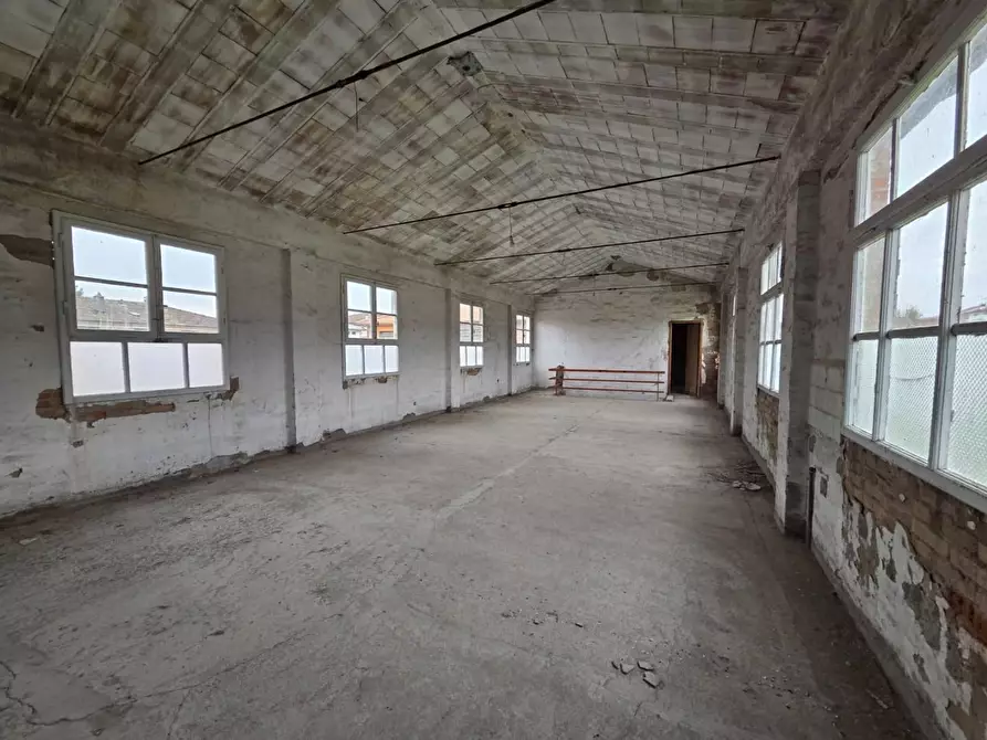 Immagine 32 di Attività artigianale in vendita  a Capannori