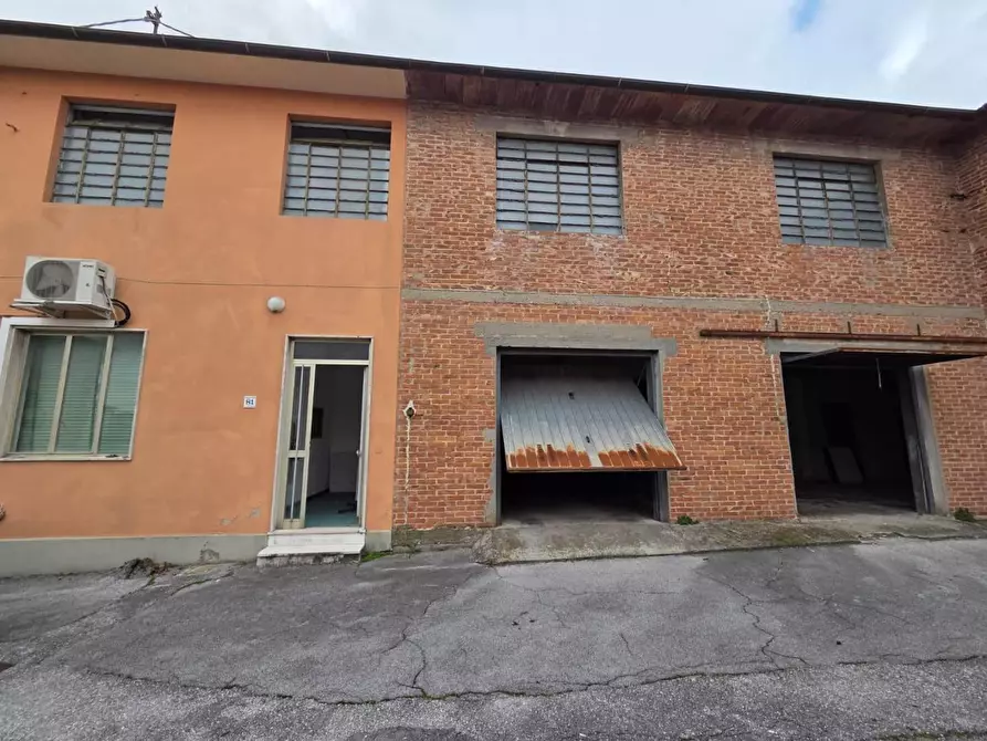 Immagine 19 di Attività artigianale in vendita  a Capannori